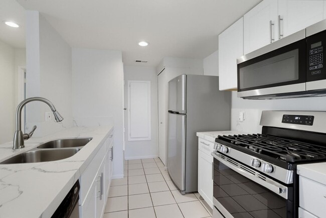 Building Photo - 2047 Lakeridge Cir