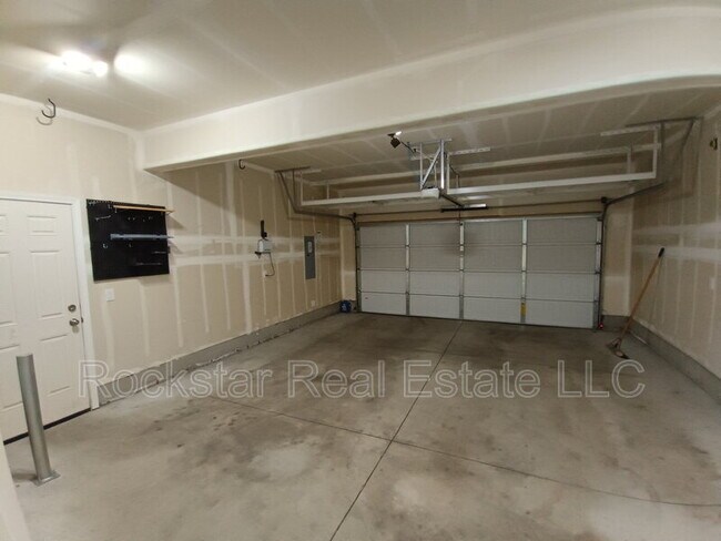 Building Photo - 1315 N Rogue River St