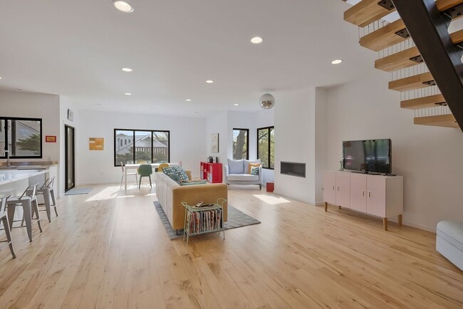 Building Photo - Custom-Built 4 Bed/ 2 Full + 2 Half Bath Modern Home at the base of Love Circle, Fully Furnished,...