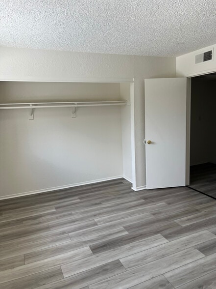 Building Photo - 43711 Challenger Way