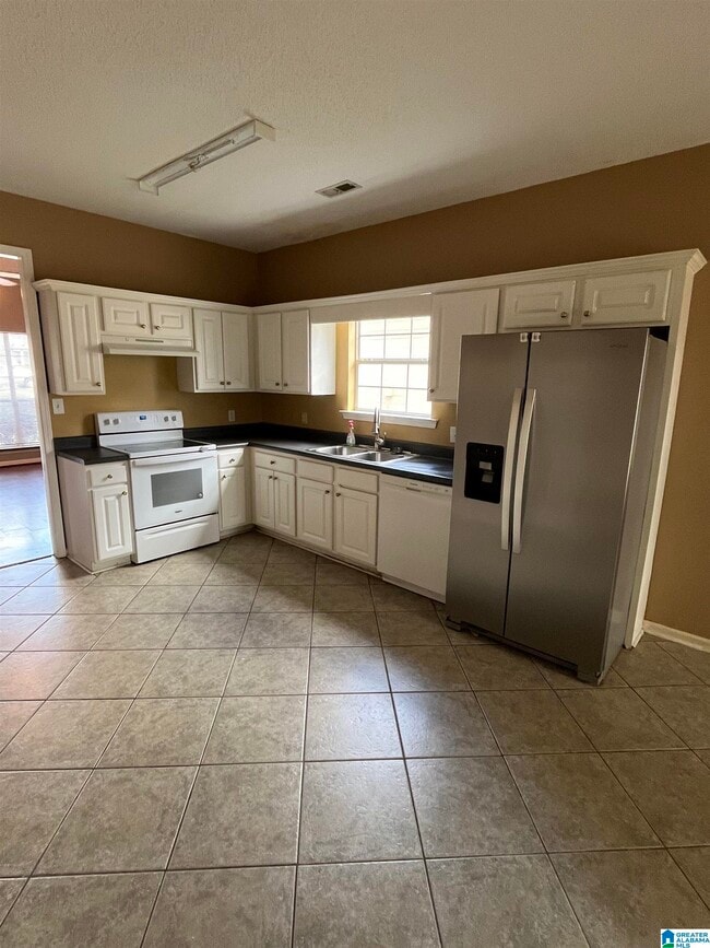 Building Photo - 996 McAllister Dr
