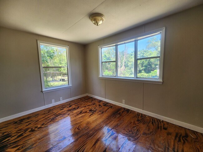 Building Photo - 3 bed, 2 bath on 1/3 Acre of FENCED land.