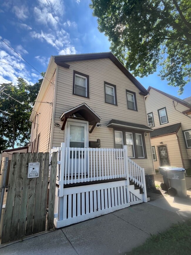 Building Photo - 3 Bedroom 1.5 Bath Single Family Home for Rent