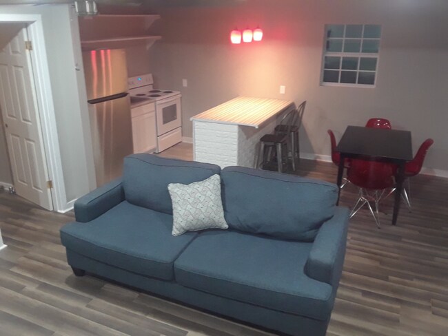 Building Photo - 604 1/2 W King Ave