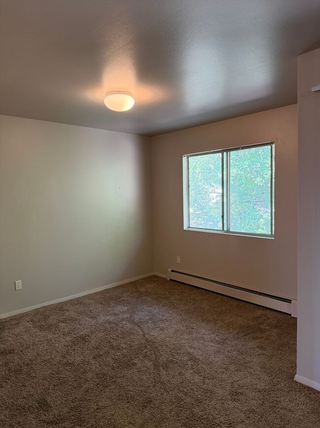 Building Photo - 812 W Cedar Ct