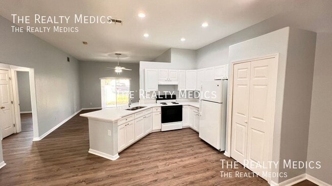 Building Photo - 116 S Normandale Ave