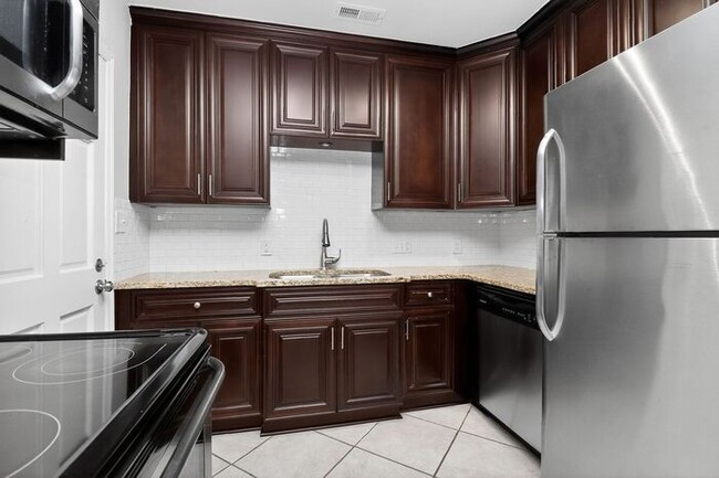 Building Photo - Charming 2BD/1BA Condo on Pecan Ave!