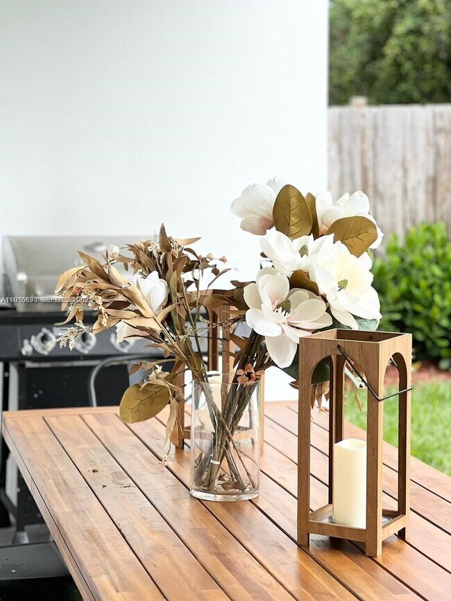 Building Photo - 2150 SW 46th Ct