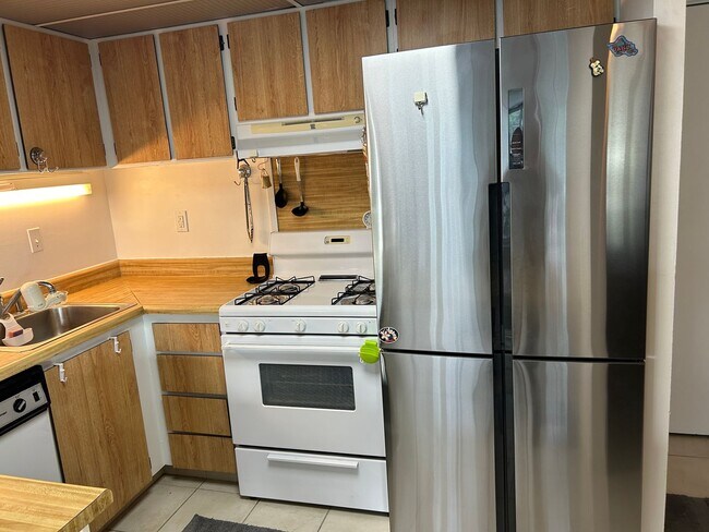 Building Photo - Fully furnished 1 bedroom w/ parking near Hawaii Convention Center, Ala Moana Shopping Center and...