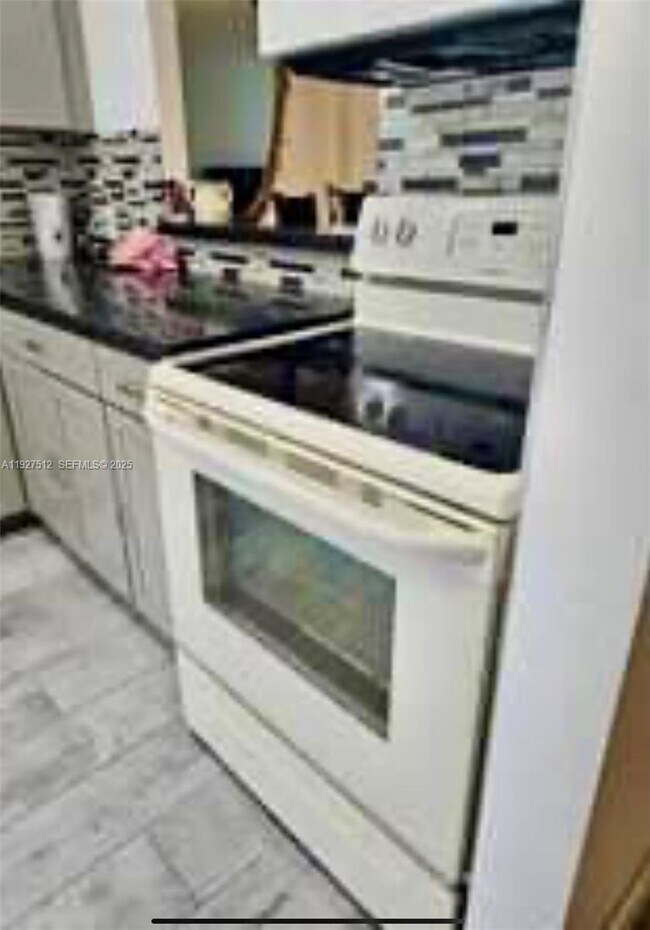 Building Photo - 3401 N Country Club Dr