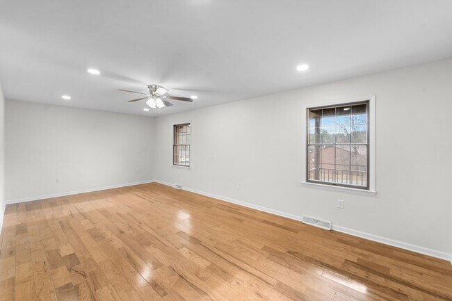 Building Photo - 983 Beverly Dr