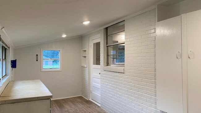 Building Photo - Farmhouse