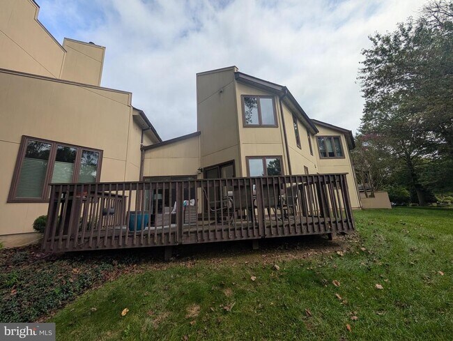 Building Photo - 3002 Courtside Rd