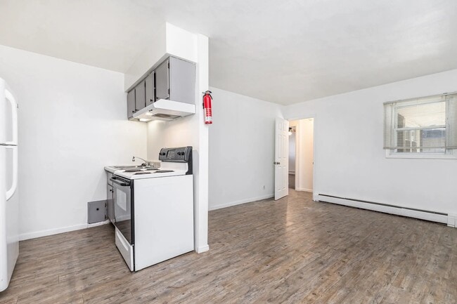 Building Photo - 770 University Ave