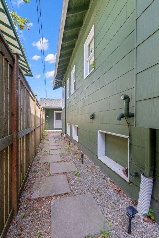 Building Photo - 1Bd/1Ba Seattle Home