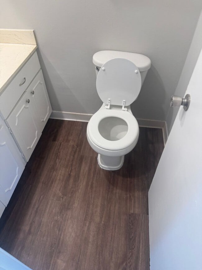 Building Photo - 996 University St