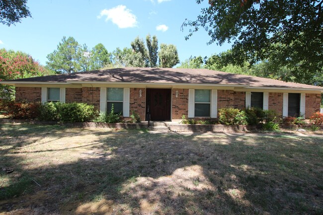 Primary Photo - Oversized 4 bedroom 3 bath rental in Tyler...
