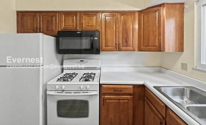 Building Photo - 2324 Woodbrook Cir N