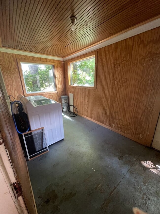 Building Photo - 4 bedroom 1 1/2 bath single family house with yard.