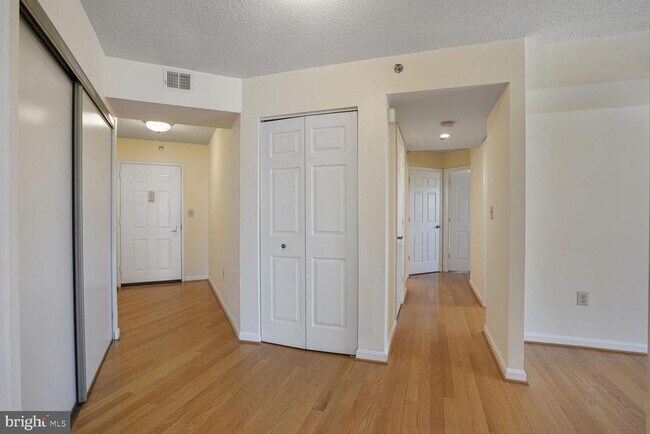 Building Photo - 2121 Jamieson Ave