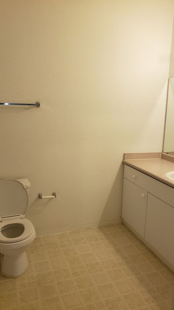 Building Photo - Large 3-Bedroom, 2-Bath Condo with Solariu...
