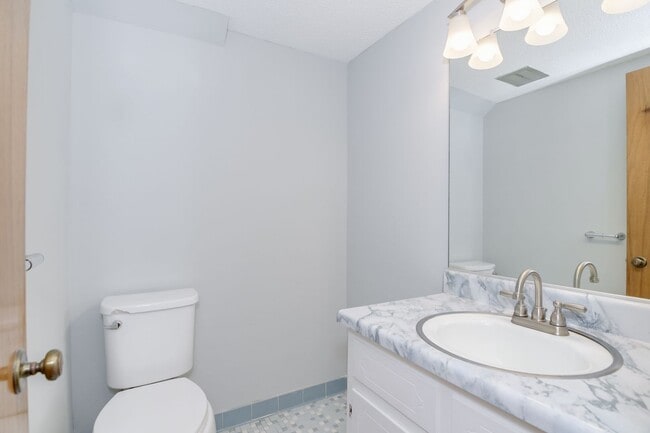 Building Photo - Great Location 4 Bedroom