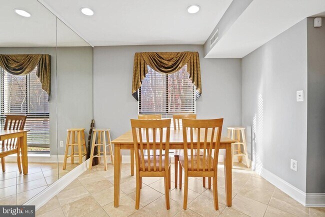Building Photo - 2045 Royal Fern Ct