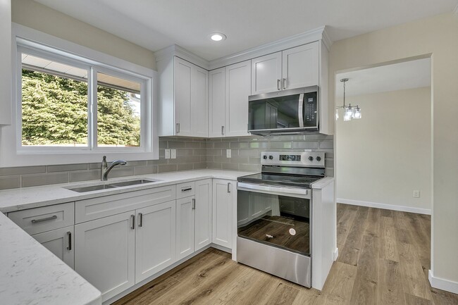 Building Photo - Freshly Remodeled Burien Rambler