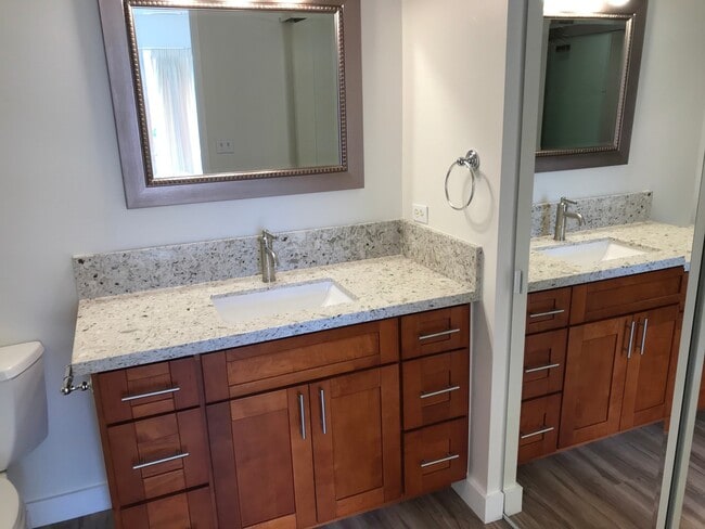 Building Photo - Waikiki! Marina Towers-Large, 2 Bdrm., 1.5 bath, cov'd pkg./washer/dryer in apt.