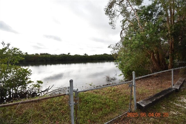 Building Photo - 417 Country Club Dr