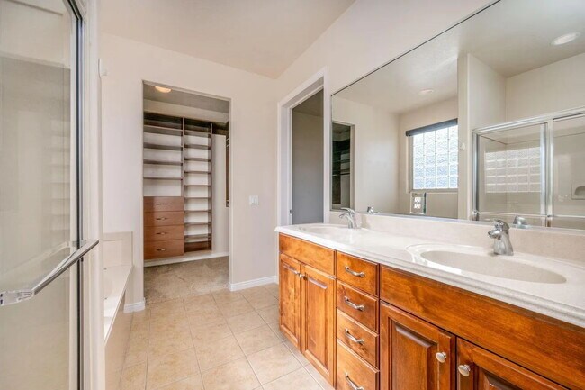 Building Photo - This beautiful Gem is ready for you to move into now.  Stunning views, spacious floor plan. Call ...