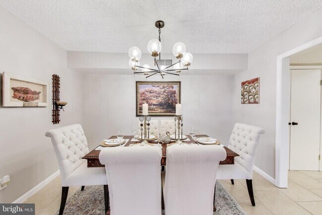 Building Photo - 1101 S Arlington Ridge Rd