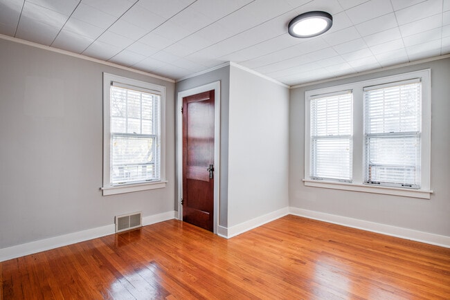 Building Photo - 826 N Center St