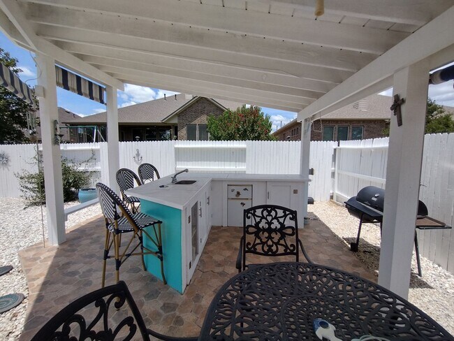 Building Photo - Beautiful 4 bedroom with a pool!!!