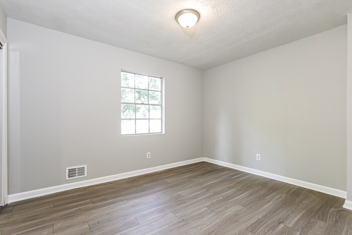Building Photo - 203 Lucan Way