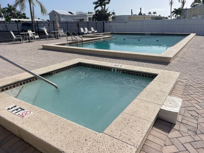 Building Photo - 16300 Pine Ridge Rd