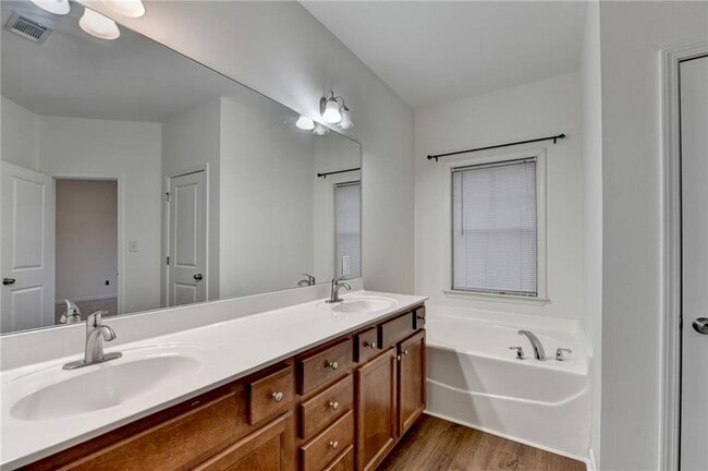 Building Photo - 979 Parkside Wood Ct