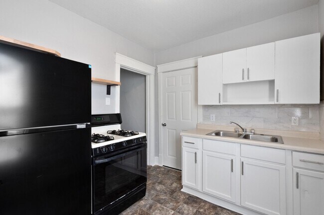 Building Photo - Don't Miss Out On This Amazing 3 bed 1 1/2...