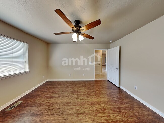 Building Photo - 290 N Taurus Way