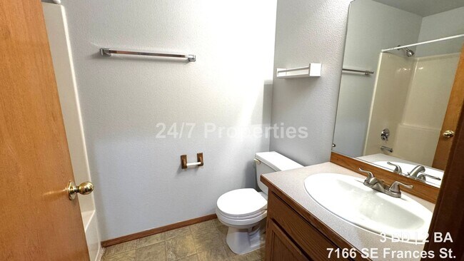 Building Photo - Updated 3BD | 2BA Home with Garage & Large Deck - Hillsboro
