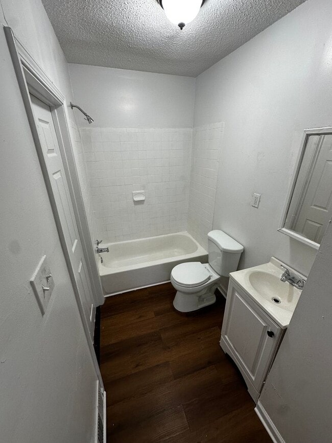 Building Photo - 3 bedroom 1 bath