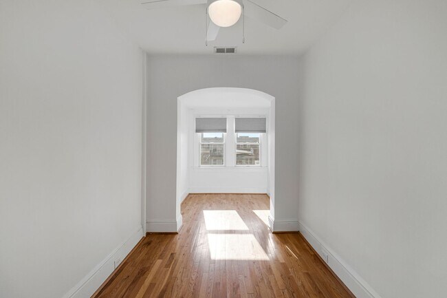 Building Photo - Big and Comfy Townhouse