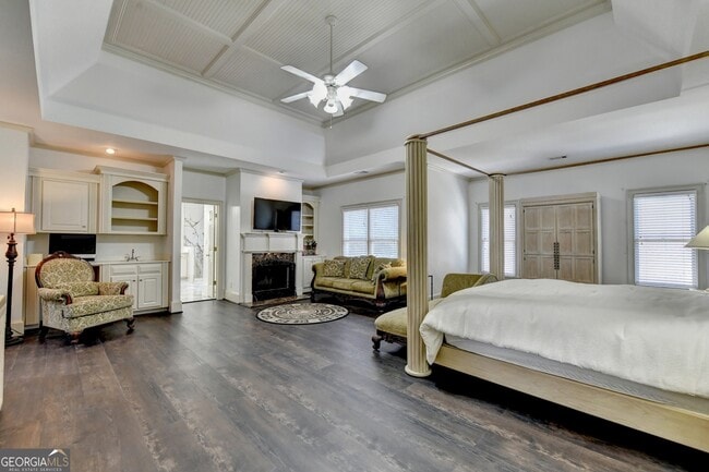 Building Photo - 8910 Pinehurst Cove