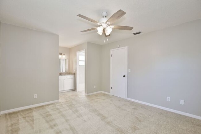 Building Photo - Cozy 2/2.5 Spacious Townhome with 2 Master...