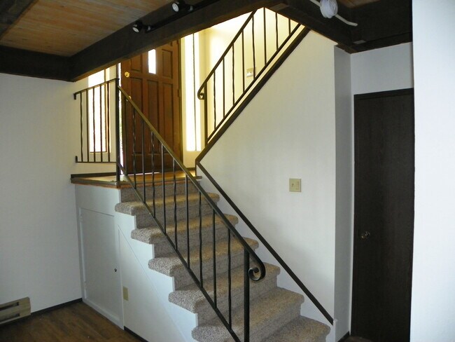 Entry - 1610 Skyline Way
