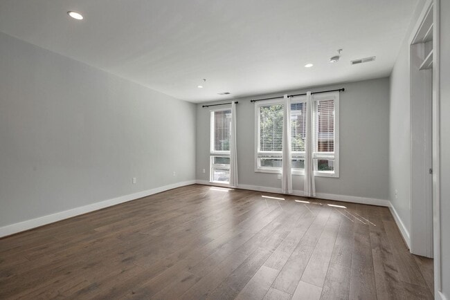 Building Photo - Professionally Managed // 2 bedroom 2 bathroom Modern Condo//  Adams Morgan// Parking Included!