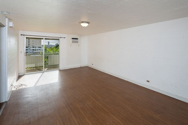 Building Photo - Available now! Prime location Studio with Parking!
