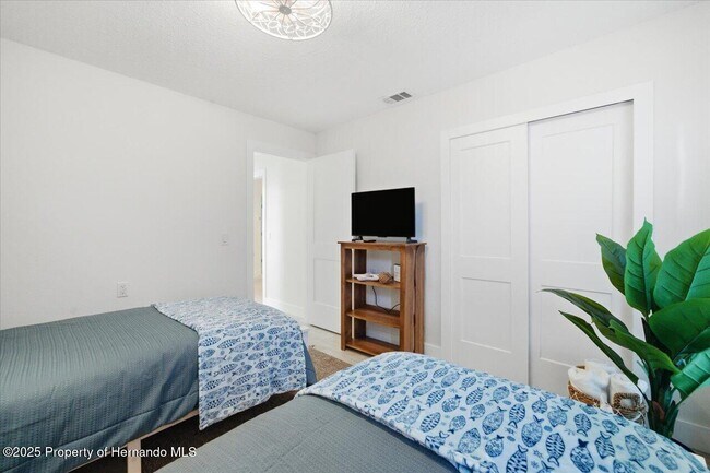 Building Photo - 4262 Biscayne Dr