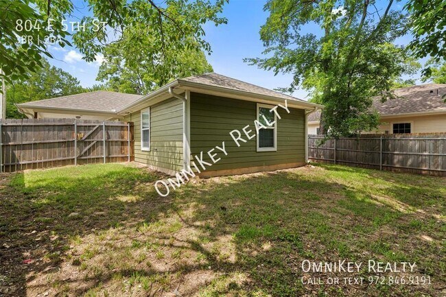 Building Photo - 804 E 5th St