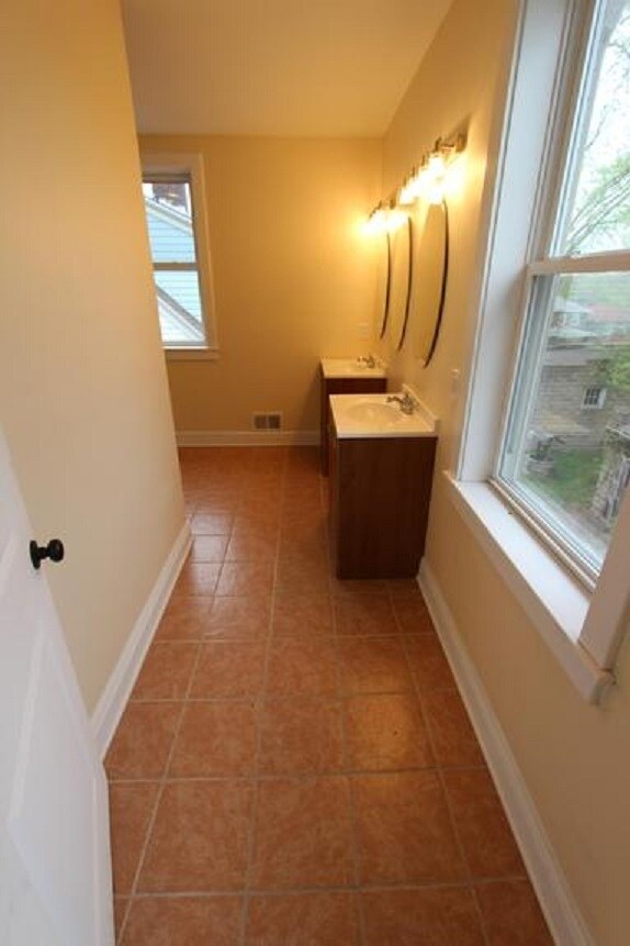 Bathroom 2 - 1906 Morrell St